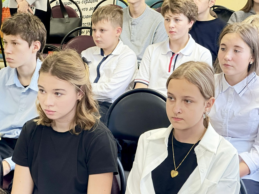 Учащиеся трёх классов задали вопросы священнику в МОУ «СОШ им. Героя России лётчика-испытателя Сергея Рыбникова» 